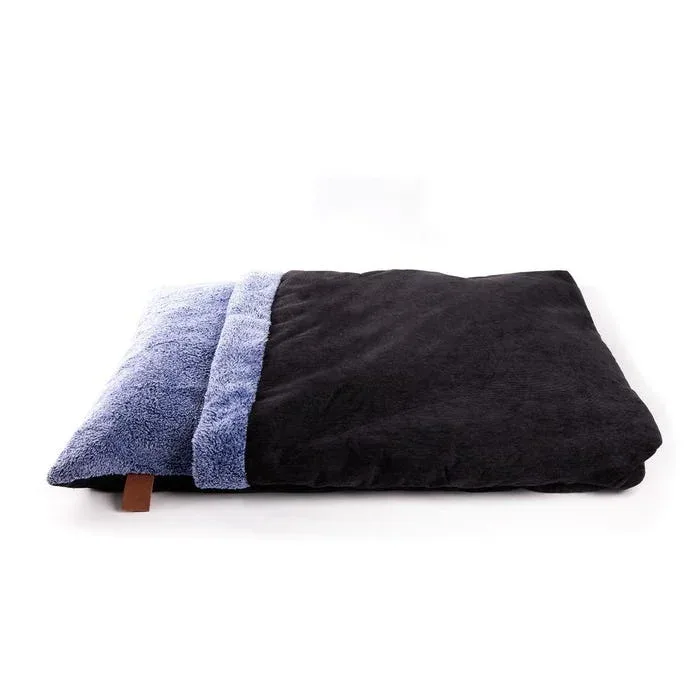 Les produits LaMaison.fr Couchage – Coussin couverture Doudouzen 90x70x14 cm noir et bleu