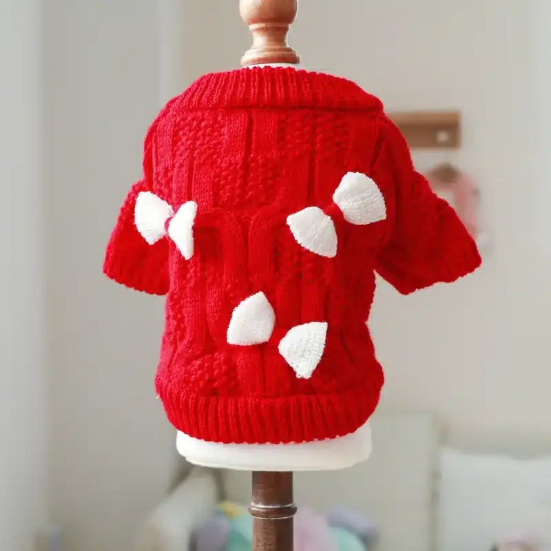 Pull rouge avec noeud blanc chihuahua
